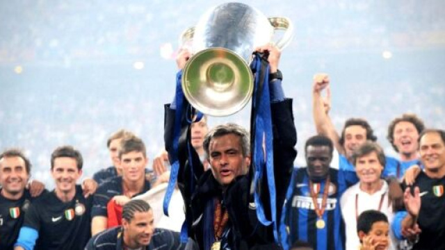 Mourinho che alza la Champions League con l'Inter.
