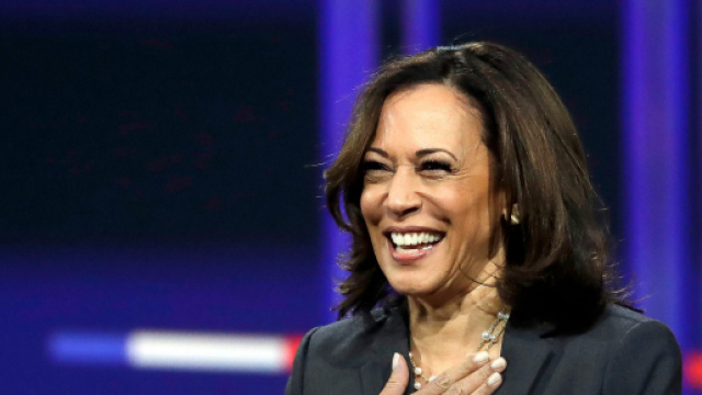 Taglio medio e i capelli ricci: il ciuffo, le scalature per l'autunno 2020.