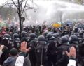 Dispersan con cañones de agua una protesta contra restricciones de la pandemia en Berlín