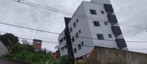 Pr&eacute;dio em constru&ccedil;&atilde;o tomba em Betim (MG) e vizinhos s&atilde;o retirados do local. (Arquivo Blasting News)