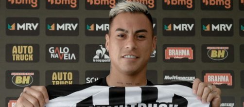 Rec&eacute;m-chegado ao Atl&eacute;tico Mineiro, o atacante chileno Eduardo Vargas testou positivo para a Covid-19. (Arquivo Blasting News)