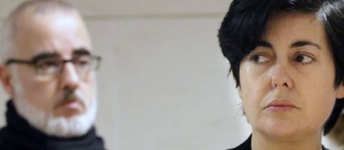 Rosario Porto, durante el juicio por el asesinato de su hija Asunta Basterra y atr&aacute;s el marido. Ambos fueron condenados a 18 a&ntilde;os de prisi&oacute;n.