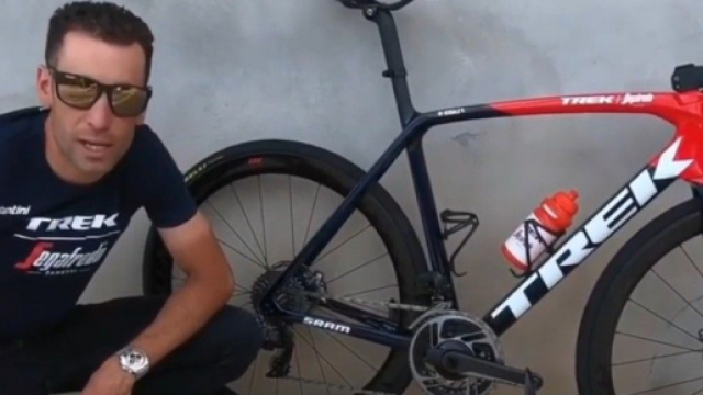 Vincenzo Nibali con la sua bici Trek.
