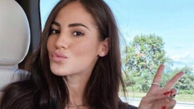 Giulia De Lellis posa con pelliccia e top su Instagram, critiche: 'Sei diventata volgare'.