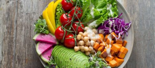 Comida saud&aacute;vel para substituir aquilo que faz mal. (Arquivo Blasting News)