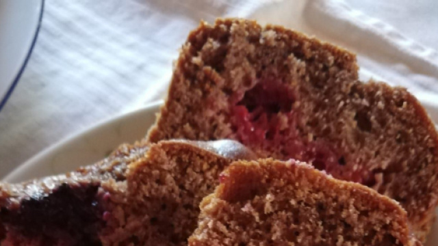 Ciambellone al cacao con frutti di bosco.