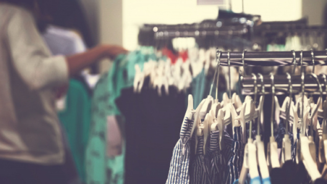 Une commer&ccedil;ante fait une gr&egrave;ve de la faim pour protester contre la fermeture des petits commerces. Credit: Pexels