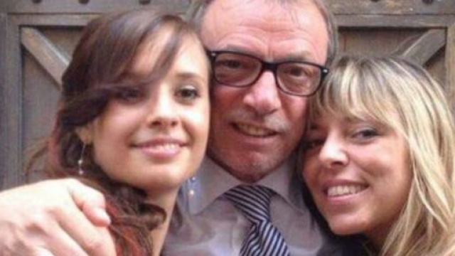 Il medico di Vercelli deceduto per coronavirus Luciano Bellan insieme alle figlie Margherita e Violante.