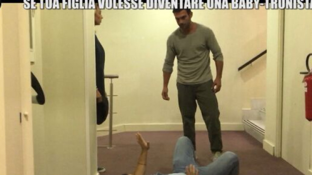 Le Iene fanno uno scherzo a Francesco Arca, lui reagisce male e aggredisce un collaboratore.