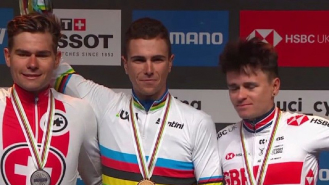 Samuele Battistella sul podio dei Mondiali 2019.