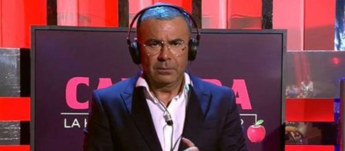 Jorge Javier V&aacute;zquez escucha la cinta de Isabel