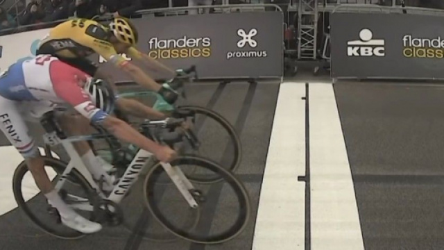 La volata finale del Giro delle Fiandre tra Van Aert e Van der Poel