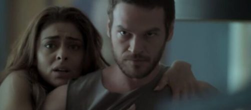 Bibi e Rubinho fogem de policiais em "A For&ccedil;a do Querer". (Reprodu&ccedil;&atilde;o/TV Globo)