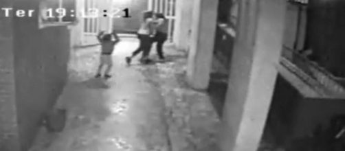 C&acirc;meras flagram o momento em que Karen Keldani empurra a m&atilde;e contra uma pilastra. (Foto: Arquivo Blastingnews)