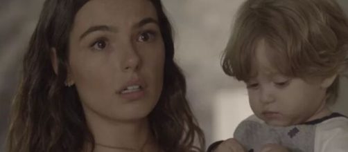 Ritinha e o filho saem de casa em "A For&ccedil;a do Querer". (Reprodu&ccedil;&atilde;o/TV Globo)