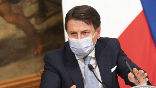 Conte e il nuovo Dpcm: 'No alle vacanze sulla neve'.