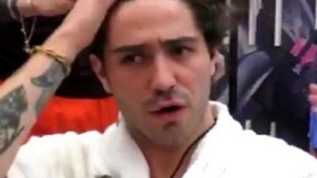 GF Vip, Tommaso cambia look dopo la puntata: &lsquo;Quando sono in sbatti, me li taglio a zero&rsquo;.