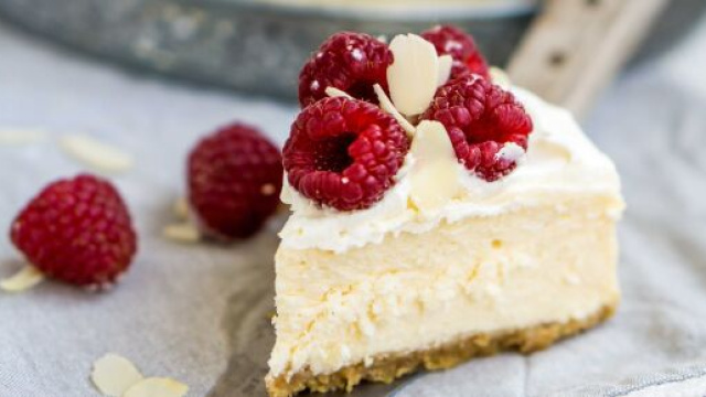 Torta di formaggio, avena e lamponi, un dolce salutare per i bambini.