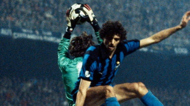 Altobelli anticipato dal portiere Agustin in Inter-Real Madrid di Coppa dei Campioni, stagione 1980/81.