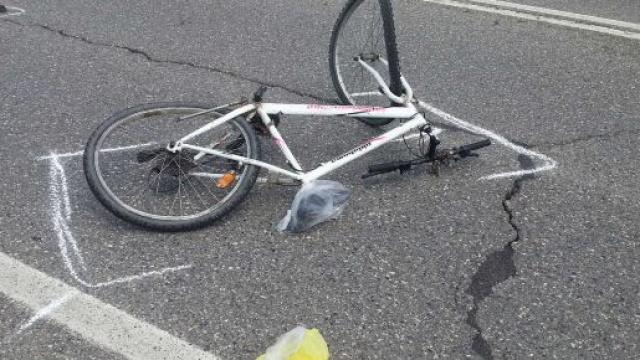 Padova, giovane di 14 anni in bicicletta investito da un rimorchio di un tir: &egrave; in condizioni disperate.