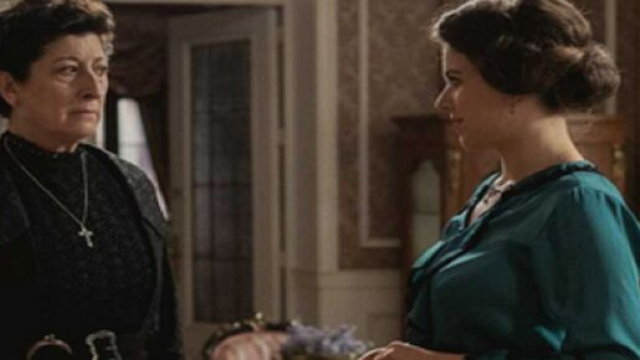 Una vita, trame Spagna: Ursula ricatta Genoveva per non essere cacciata di casa.