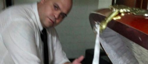 Funcion&aacute;rio de funer&aacute;ria &eacute; demitido por tirar foto com o corpo de Maradona. (Reprodu&ccedil;&atilde;o/Redes Sociais)