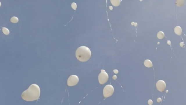 Palermo, bimba deceduta in palestra: i compagni la salutano con tanti palloncini bianchi.