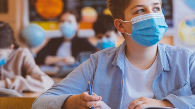 Scuola, l'ipotesi del governo: istituti aperti anche la domenica, con lezioni dalle 8 alle 20.