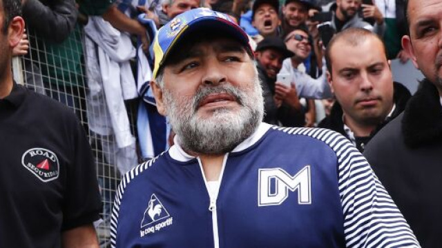 Selfie con Maradona deceduto nella bara: trovato e licenziato uno dei responsabili