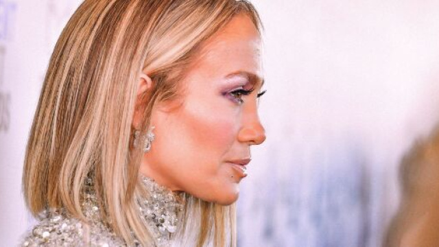 Tagli di capelli e acconciature di J.Lo: il maxi bun, il caschetto e la tonalit&agrave; bionda per l'inverno 2021.