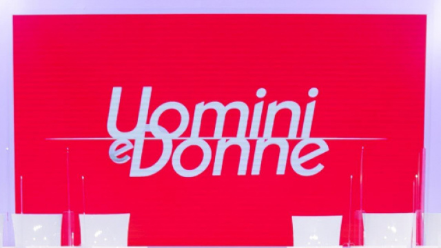 Uomini e Donne, storico jingle sostituito forse per problemi di diritti: fan in protesta.