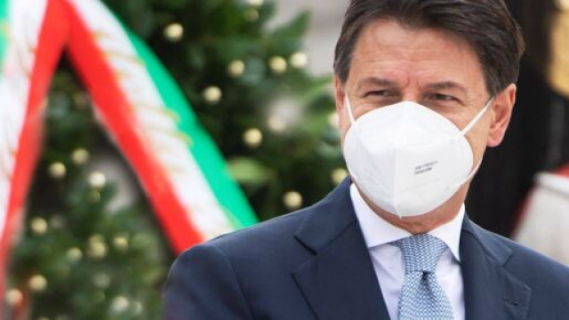 Dpcm di Natale: orari prolungati per i negozi e confermato il coprifuoco alle 22