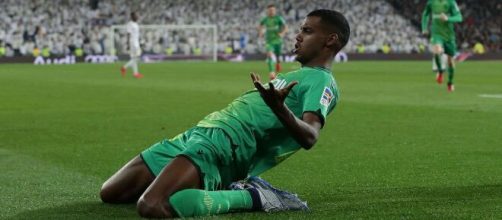 Alexander Isak comemorando gol. (Arquivo Blasting News)