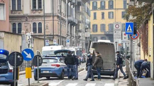 Milano, clochard travolto nella notte da camion dei rifiuti: due indagati.