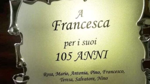Targa dedicata al 105&deg; compleanno di Francesca Spina