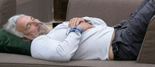 Record prefere Mateus Carrieri dormindo ao inv&eacute;s de casais no edredom. (Reprodu&ccedil;&atilde;o/Record TV)