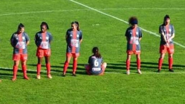 Decesso Maradona, la protesta della calciatrice Paula Dapena durante il minuto di silenzio.