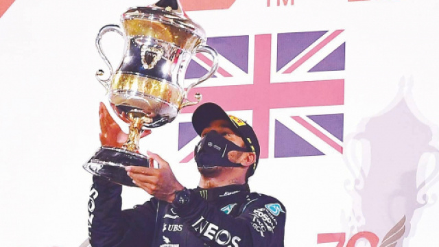 Hamilton vince il Gp del Bahrain e Grosjean si salva dall'incidente