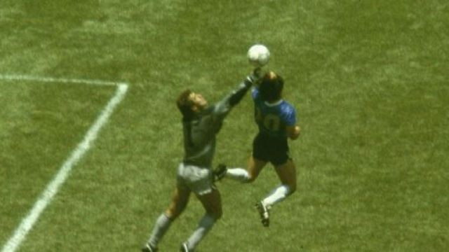 Il gol ribattezzato 'La Mano de Dios' segnato da Diego Armando Maradona contro l'Inghilterra nel Mondiale di Messico '86.
