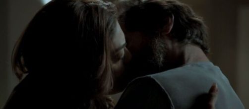 Ap&oacute;s pris&atilde;o de Rubinho, Bibi acaba beijando Caio em reca&iacute;da. (Arquivo Blasting News)