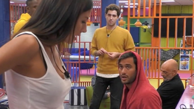 Gf Vip, Pretelli chiude con Elisabetta: 'Passata la fase, mi sono stancato'.