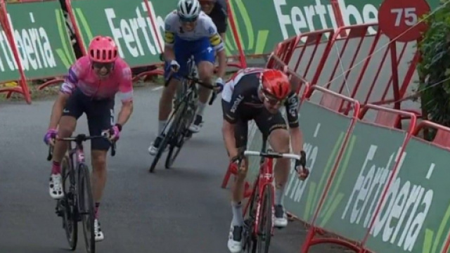 Vuelta Espana, lo sprint finale tra Wellens e Woods