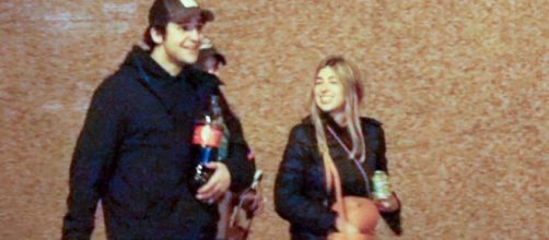 Froil&aacute;n pasea con amigas por la noche, sin mascarilla y llevando un botell&oacute;n