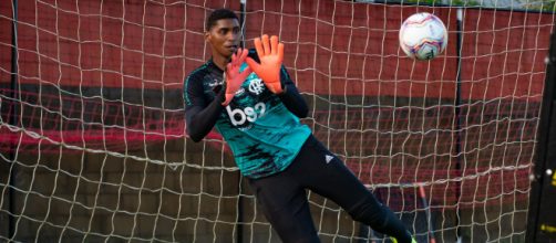 Hugo Souza, do Flamengo, tamb&eacute;m conhecido como Neneca, foi eleito a grande revela&ccedil;&atilde;o do primeiro turno do Brasileir&atilde;o. (Arquivo Blasting News)