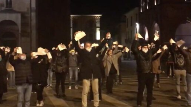 Coronavirus, a Cremona i commercianti scendono in piazza e strappano le cartelle esattoriali.