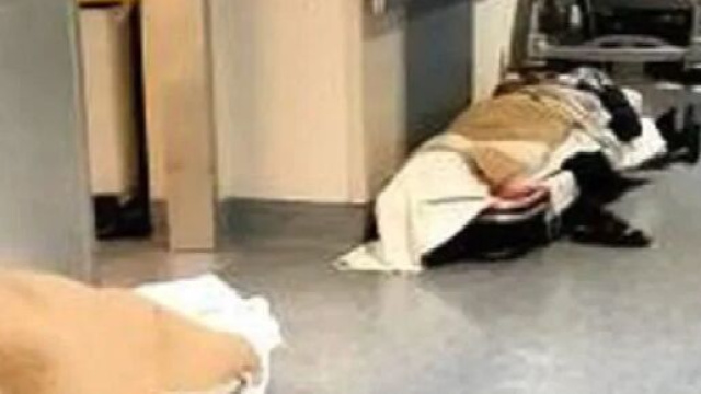 Torino, all'ospedale di Rivoli pazienti Covid costretti a rimanere coricati per terra.