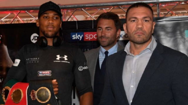 Anthony Joshua e Kubrat Pulev con Eddie Hearn (ph. Matchroom Boxing).