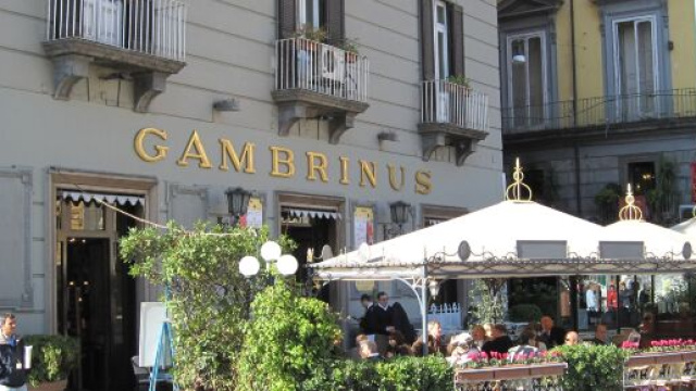 Napoli, il caff&egrave; Gambrinus chiude temporaneamente a causa della pandemia da coronavirus.