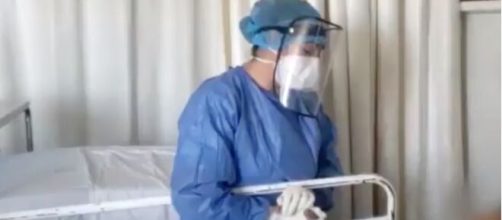 Enfermera regala libros para motivar a sus pacientes con COVID-19