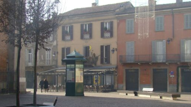 Bergamo: 80enne di Treviglio legge il giornale in piazza: multa da 400 euro